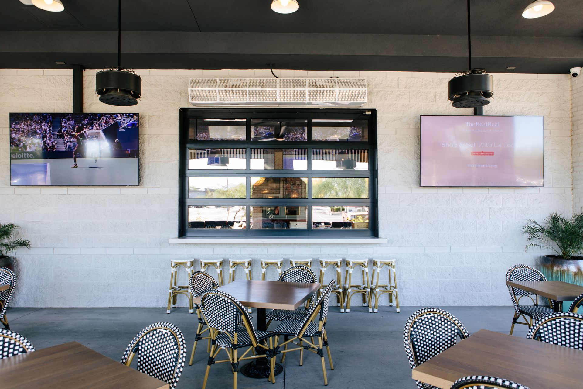 Trevor's liquor outdoor patio on East mio in the Scottsdale shopping mall