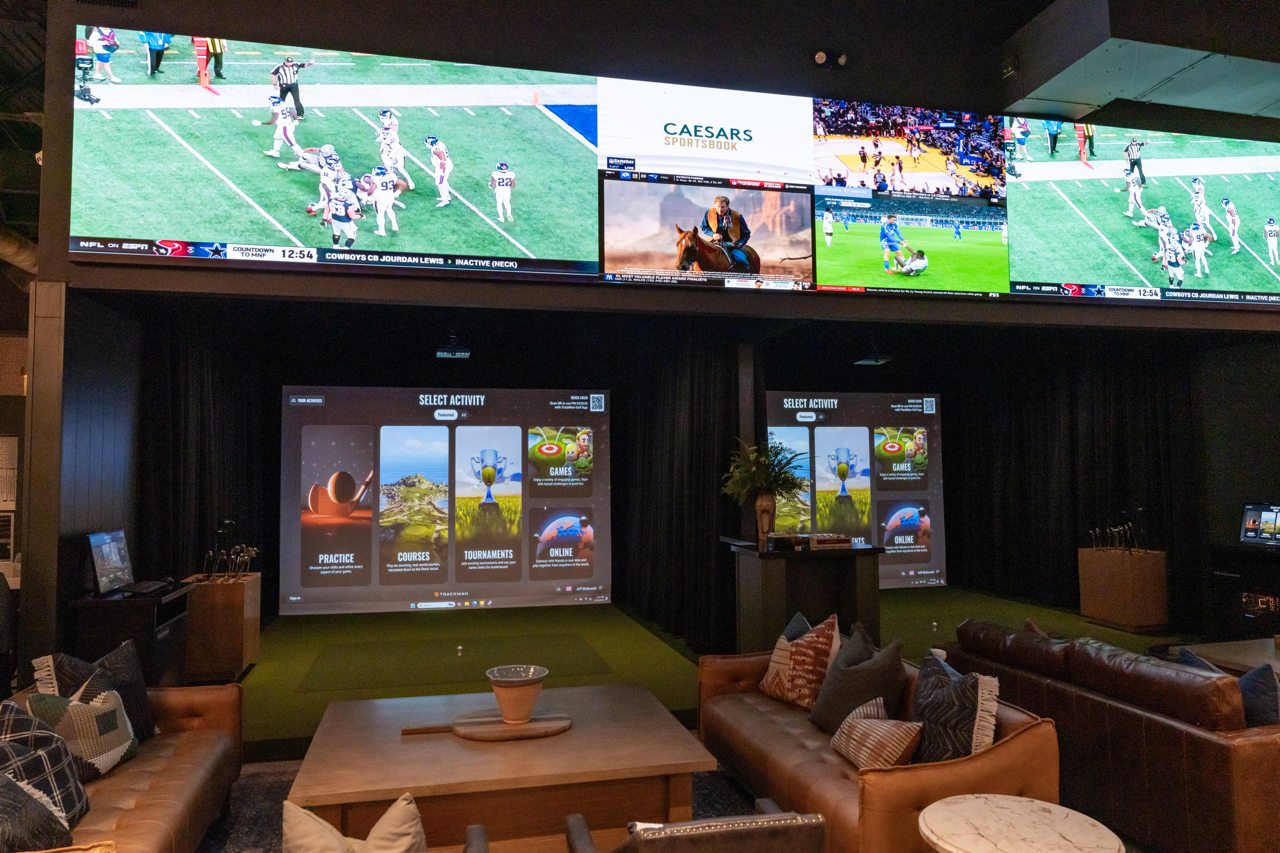 Trevor's Liquor Store Paradise Valley indoor golf - trackman indoor golf simulator picture - 12820 N Tatum Blvd, Phoenix, AZ 85032