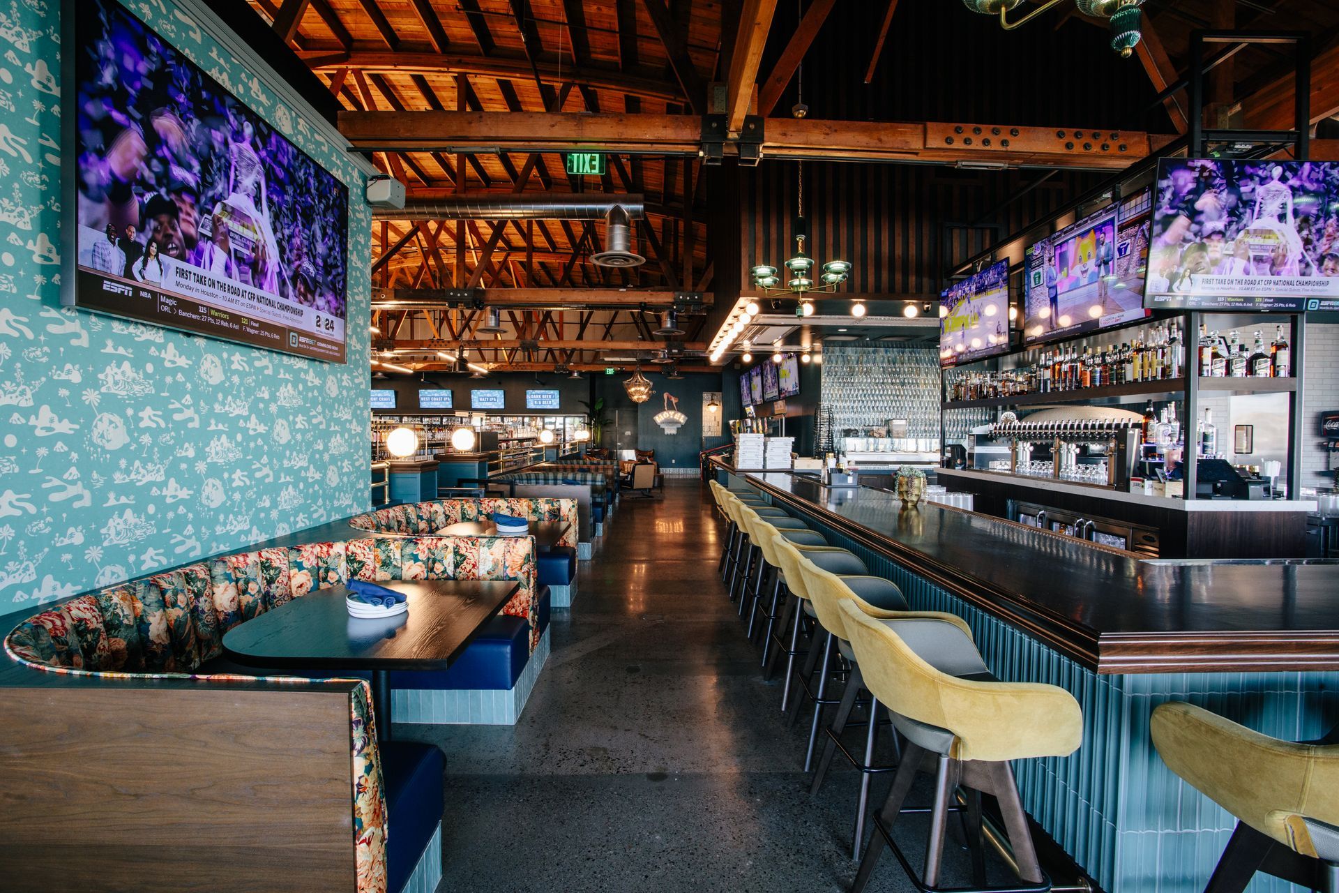 Trevor's Liquor Store Arcadia Location restaurant picture - 3601 E Indian School Rd, Phoenix, AZ 85018