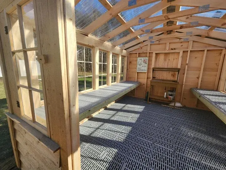 A small log cabin in the middle of a forest