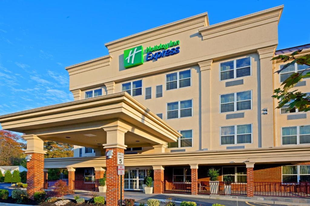 Holiday Inn Express & Suites Woodbridge