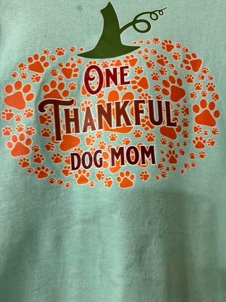 A shirt that says one thankful dog mom