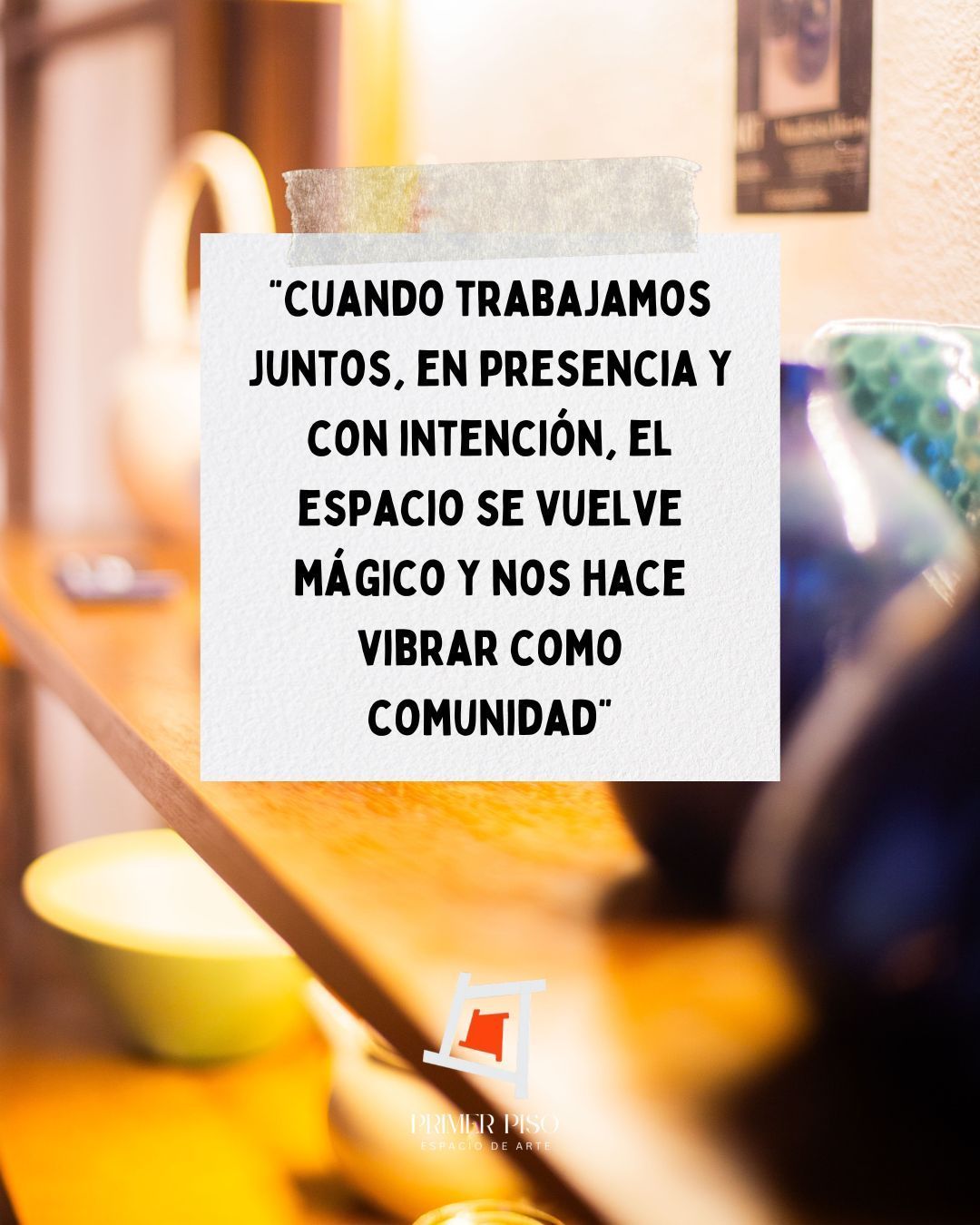 Cita en papel: “Cuando trabajamos juntos con presencia e intención, el espacio se vuelve mágico y nos hace vibrar como comunidad”.