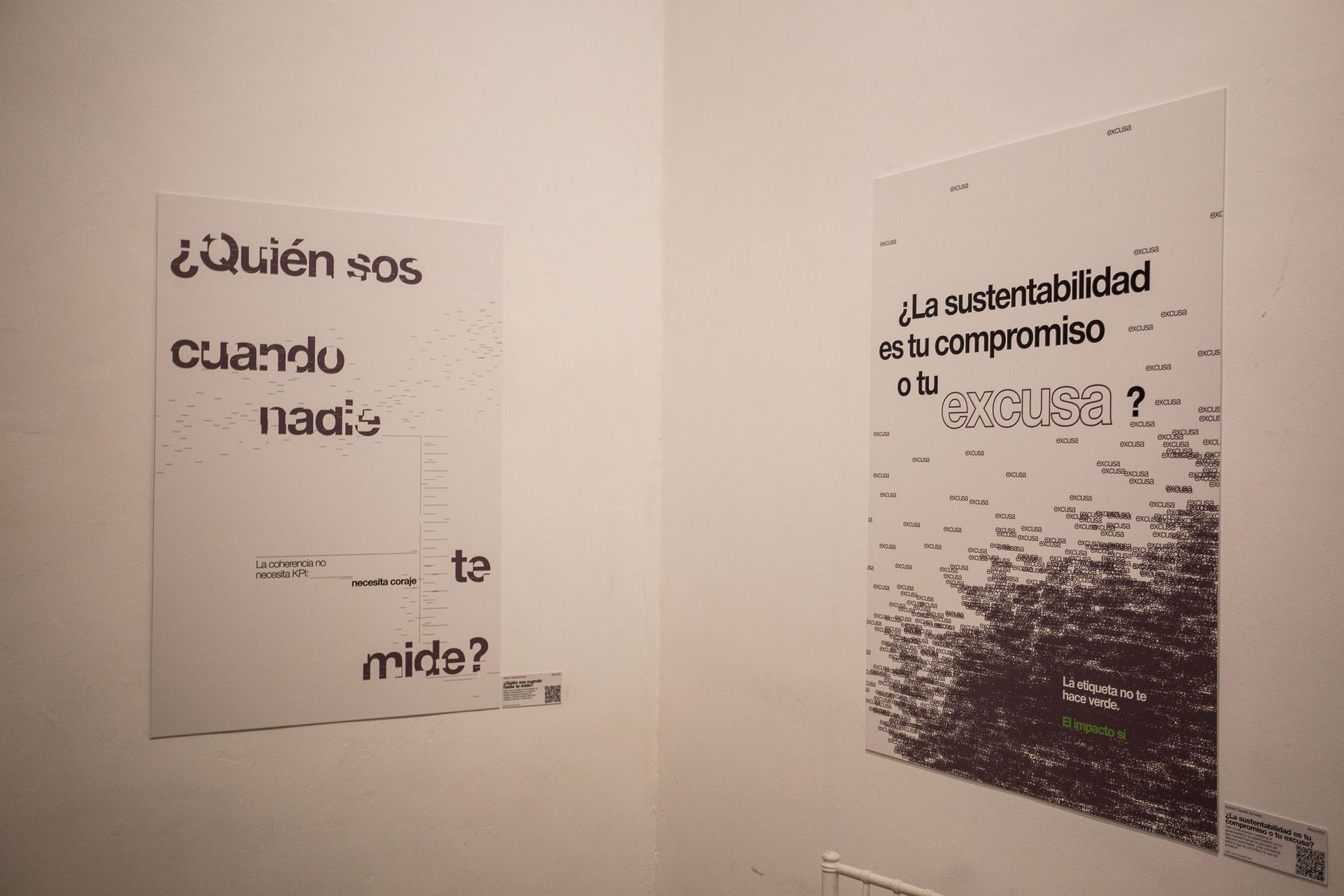 Dos carteles en paredes blancas, uno pregunta 