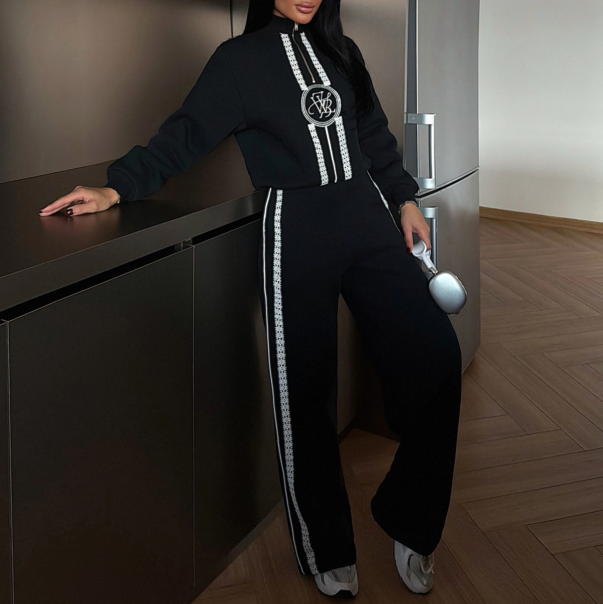 Zwarte twee-delige luxe co-ord comfy  lounge-wear set  met borduursel