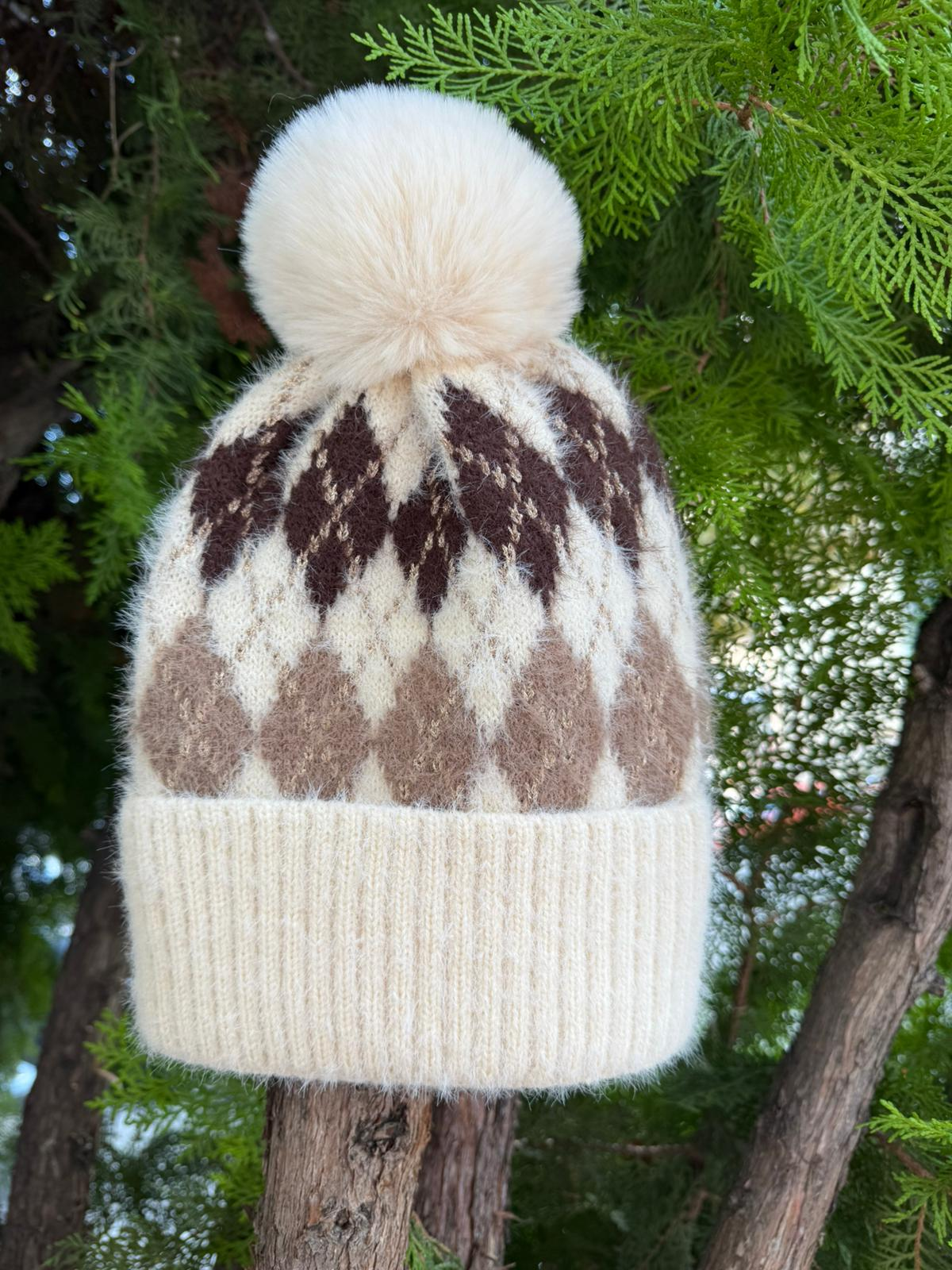 Crème Gebreide Wintermuts met Pompon – Nordic Diamond Print – Zachte 100% Acryl