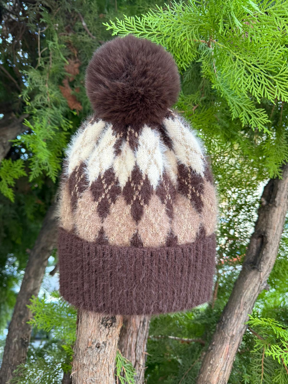 Bruine Gebreide Wintermuts met Pompon Diamantpatroon– Nordic Print – Zachte 100% Acryl