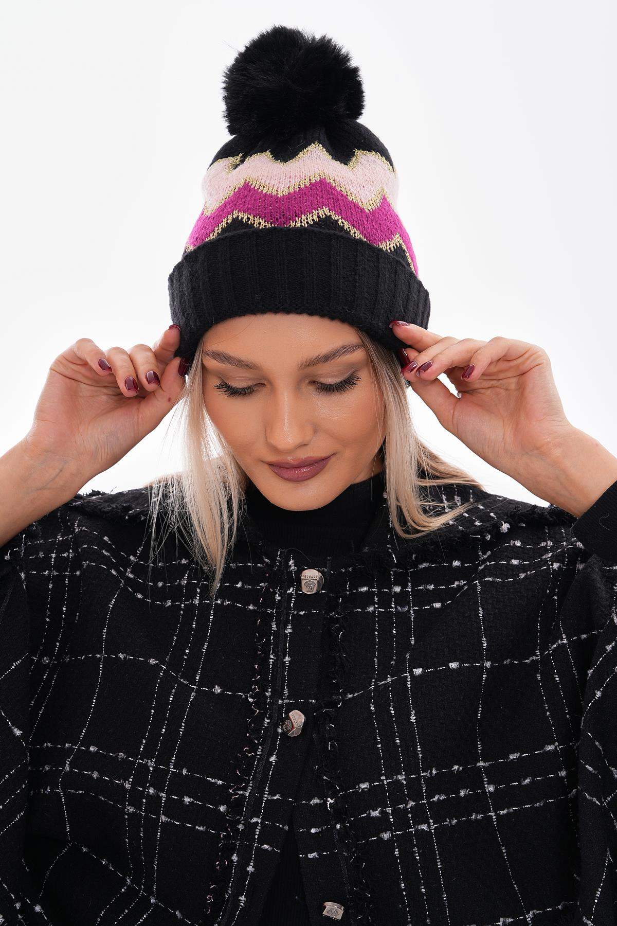 Zwarte Gebreide Wintermuts met Pompon – Zigzag Pink Fuchsia Design – Warm 100% Acryl – One Size