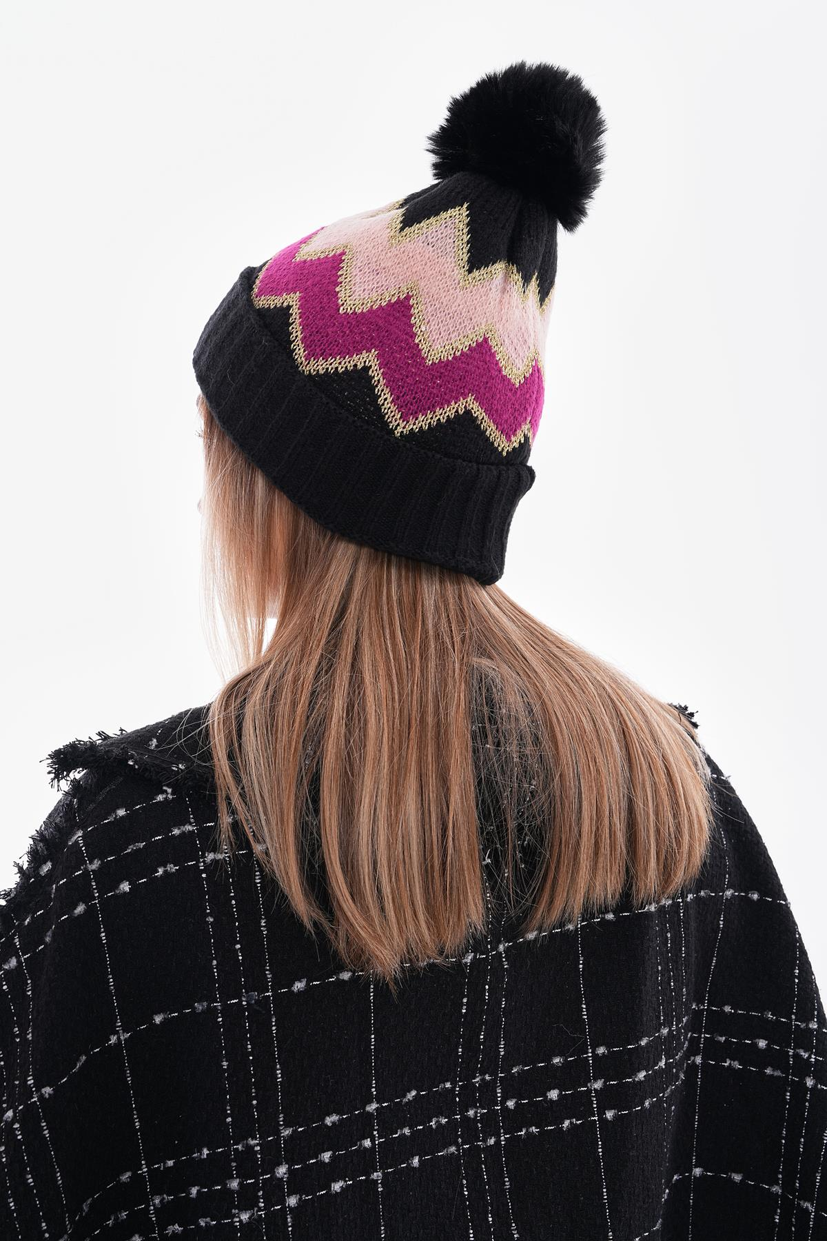 Zwarte Gebreide Wintermuts met Pompon – Zigzag Pink Fuchsia Design – Warm 100% Acryl – One Size