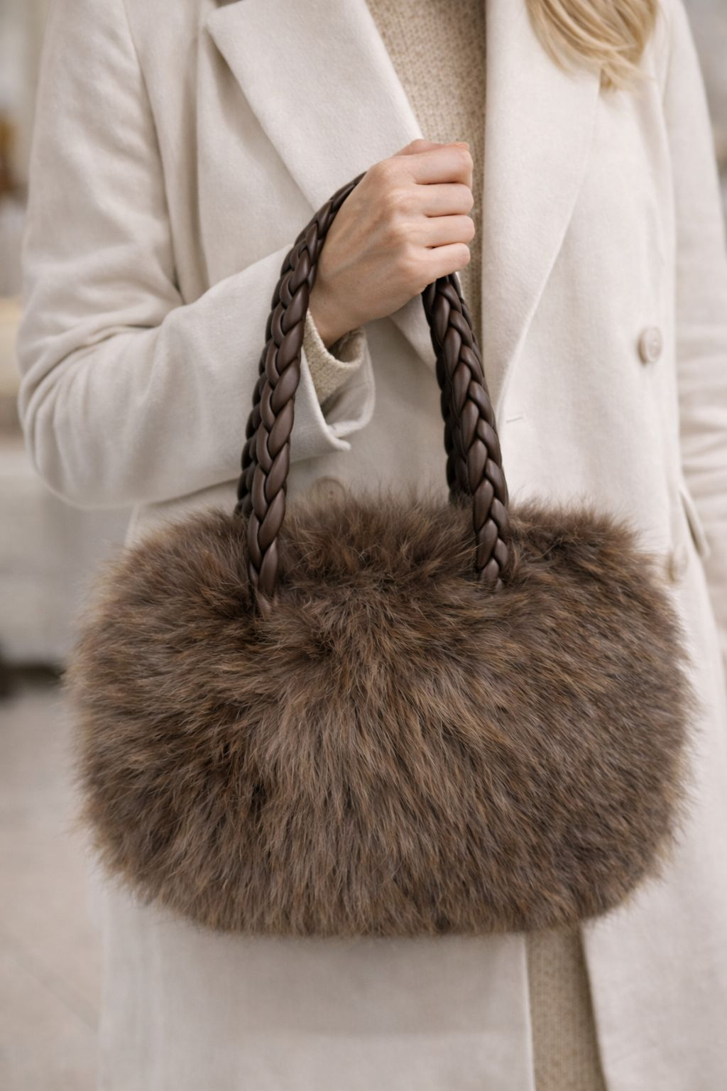 Luxe Faux Fur Dames Handtas met Gevlochten Handvat – Bruine tas