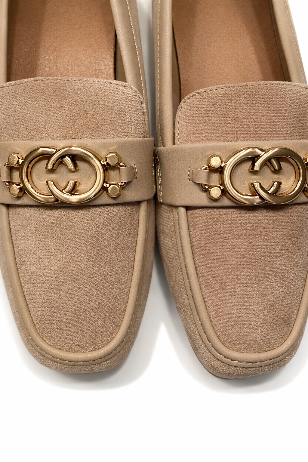 Elegante Beige Suède Look Loafers met Gouden Detail