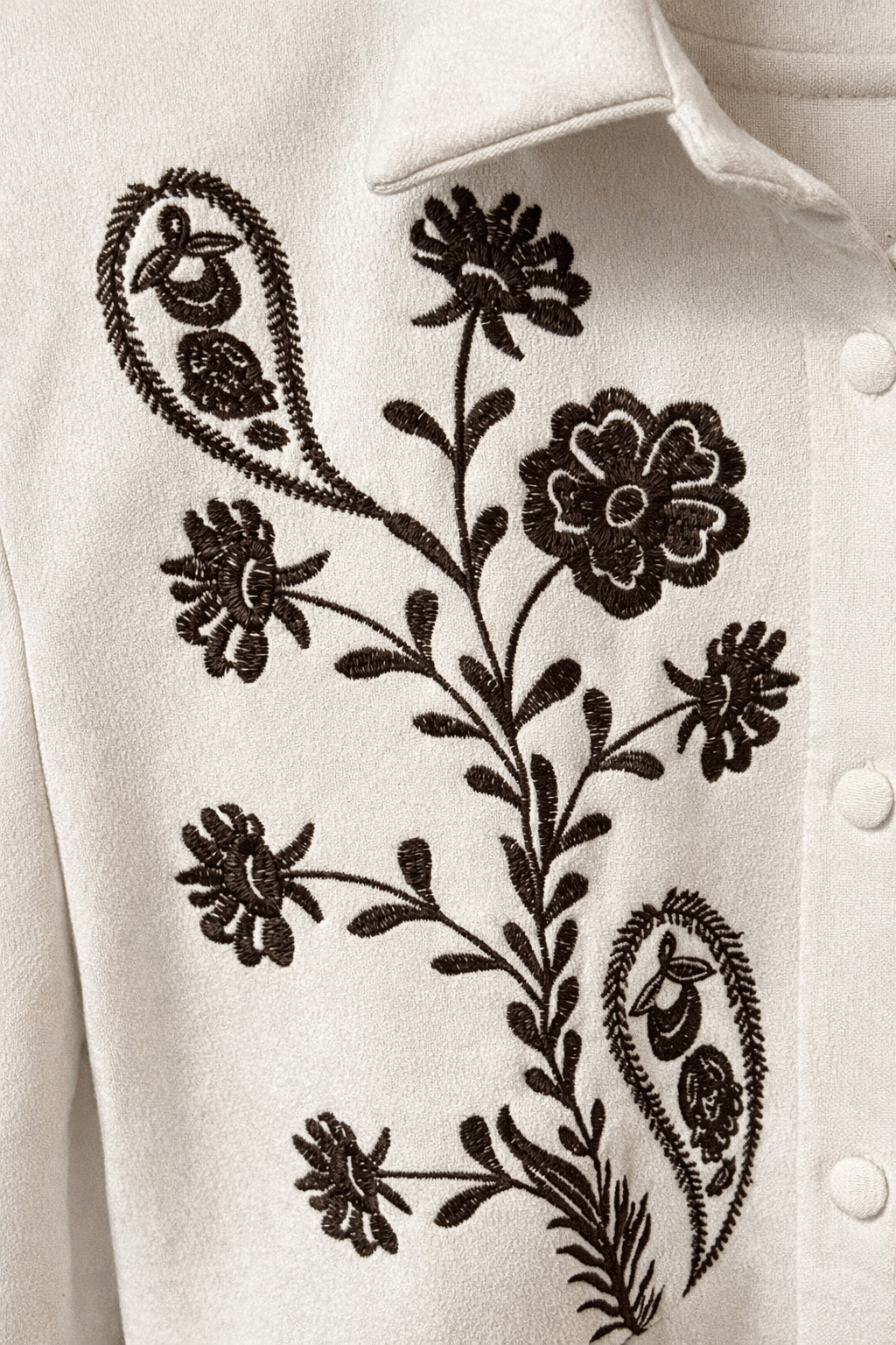 Broderie Line by AroeFashion - Crème Oversized Blouse met Zwarte Geborduurde Bloemen