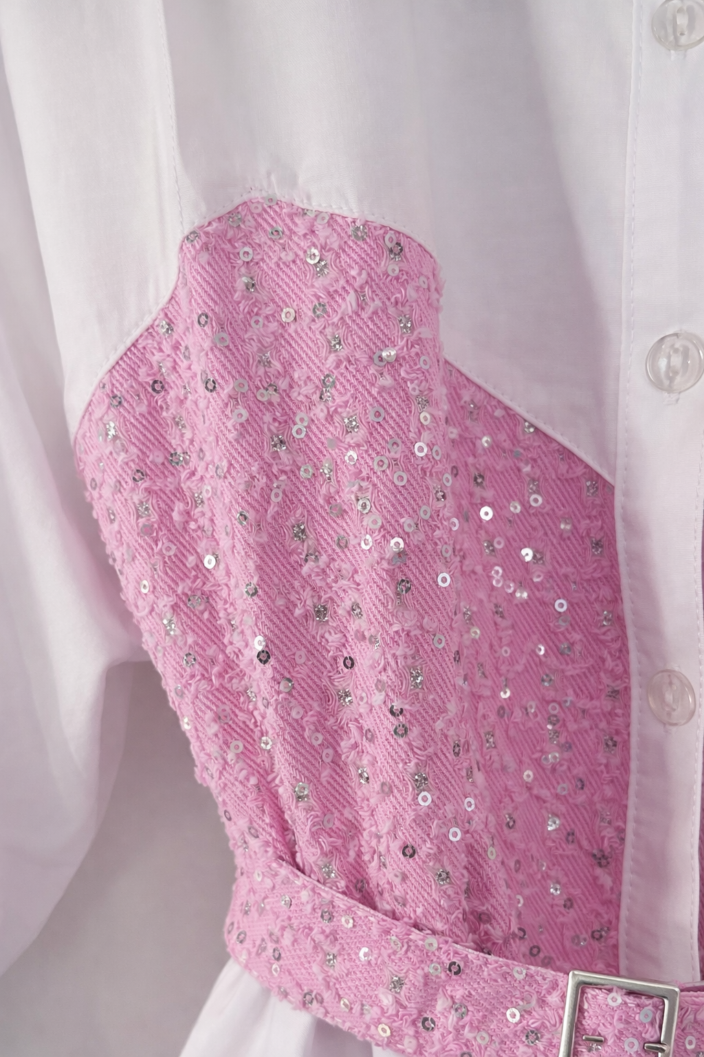 Witte Blouse met Roze Pailletten Detail en Taille Ceintuur – 70% Katoen