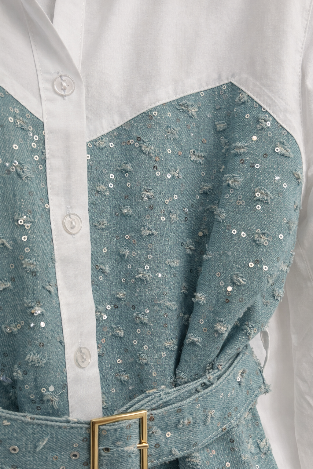 Witte Blouse met Blauwe Pailletten Inzet en Taille Ceintuur – 70% Katoen