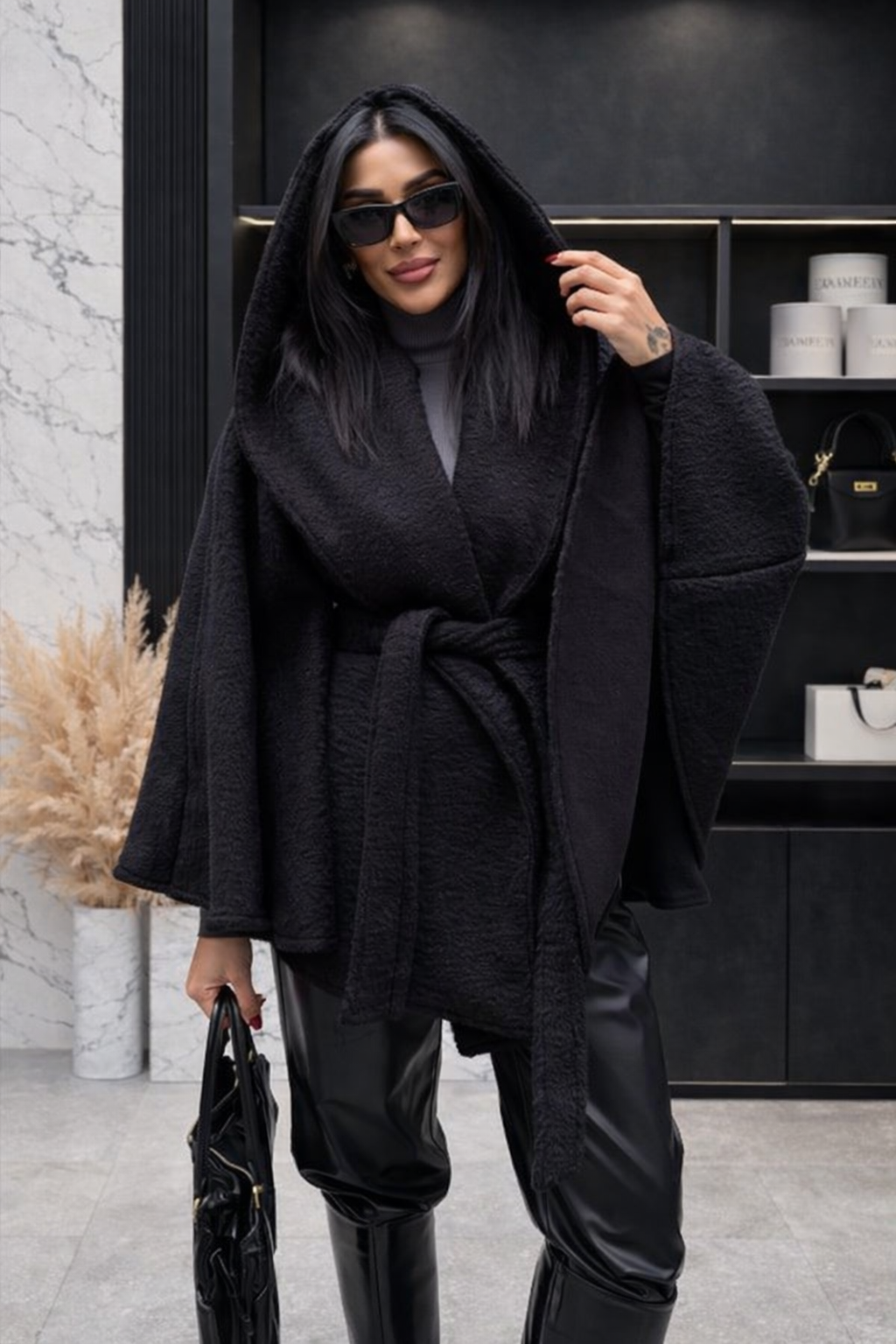 Zwarte Luxe Elegante Poncho met Cape & Ceintuur – Elegante Dames Mantel