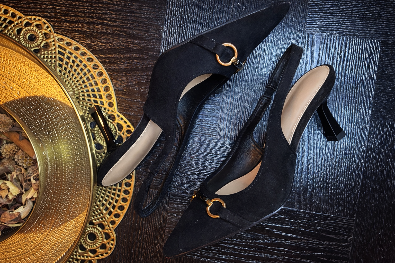 Zwarte Suède Slingback Pumps met Goudkleurig Detail – Elegante Kitten Heel