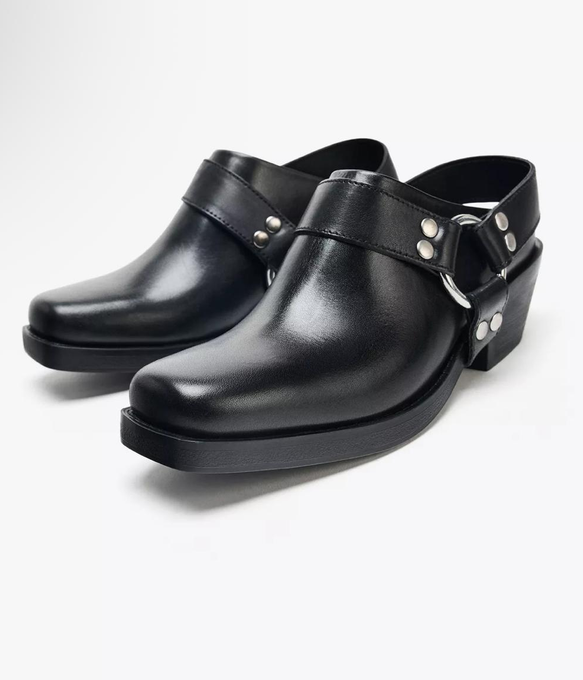 zapatos negros de cuero