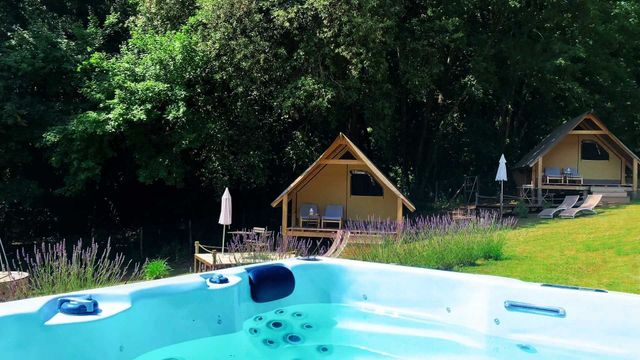 Piscine avec hydromassage au Glamping Pian delle Ginestre