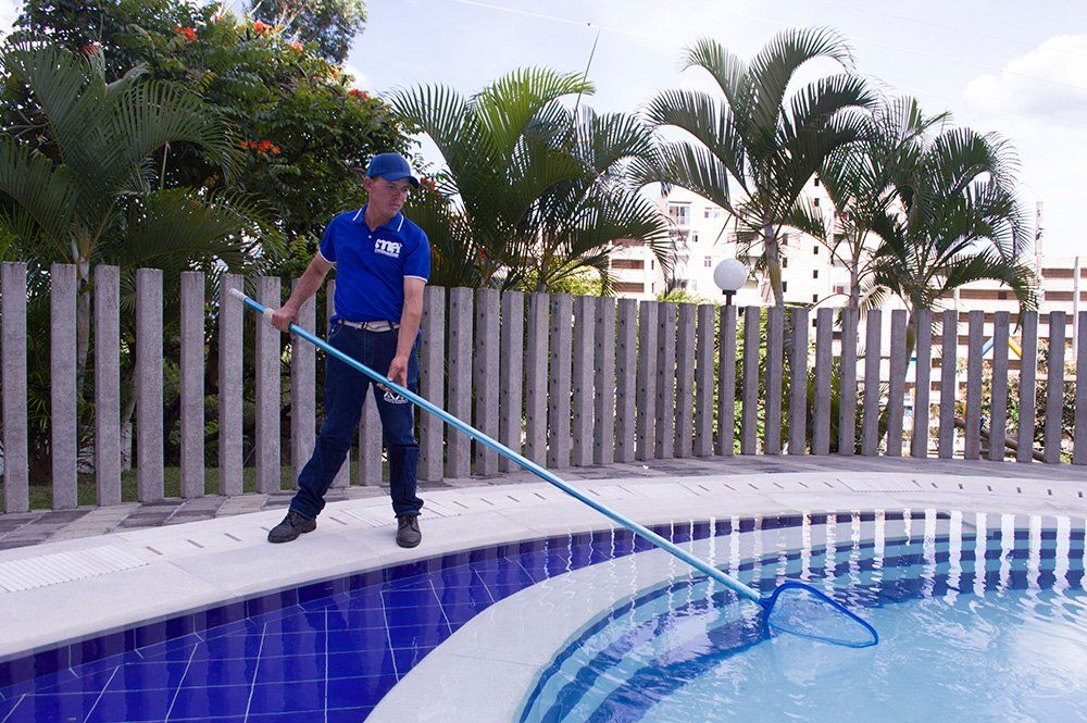 Servicios Integrales Manos Activas S.A.S.  persona limpiando piscina