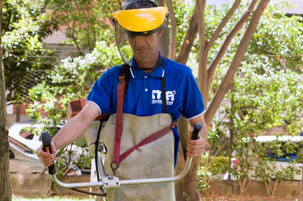 Servicios Integrales Manos Activas S.A.S. persona con máquina para jardín
