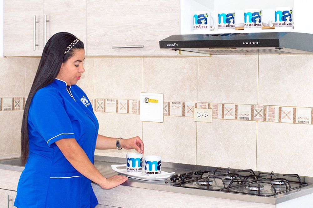 Servicios Integrales Manos Activas S.A.S.  colaboradora en la cocina