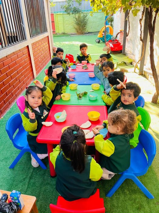 varios niños compartiendo en clases
