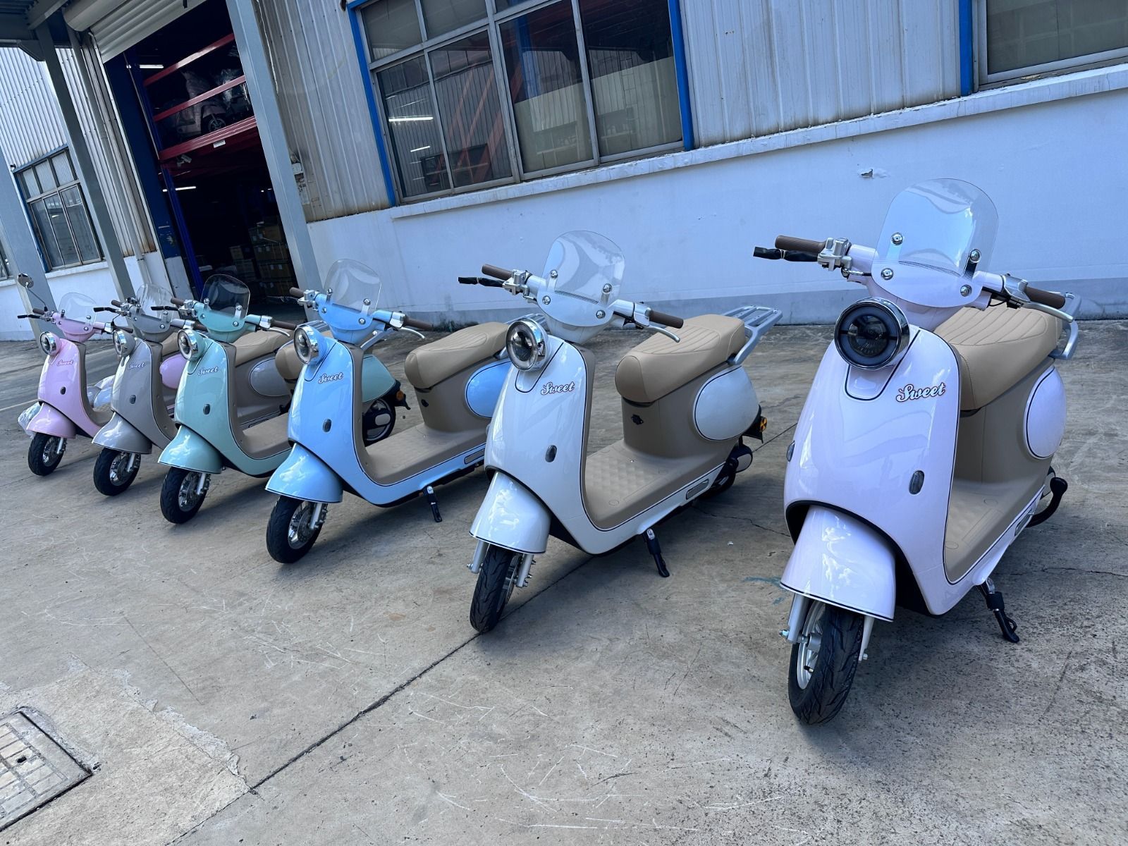 Batería CSB GPL 121000 negra con texto rojo. Etiquetada como 12 V 100 Ah. Contiene plomo y símbolos de reciclaje.