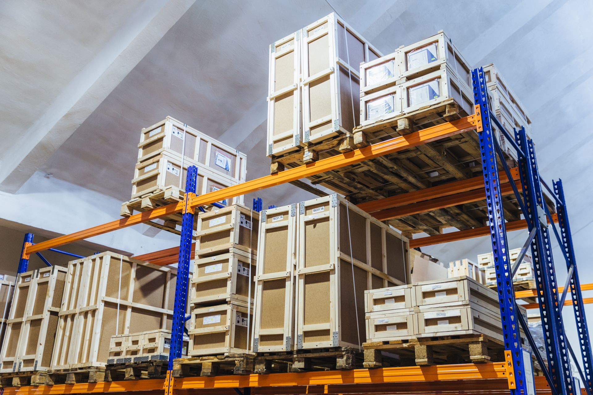 Un almacén lleno de muchas cajas y paletas.