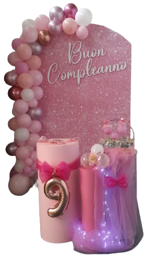 Una decorazione di compleanno con palloncini e un cartello con scritto buon compleanno