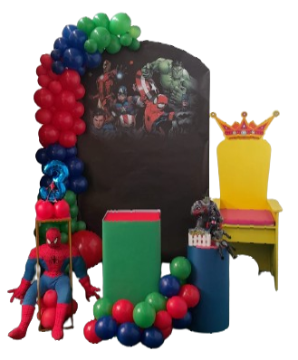 Una bambola di Spiderman è seduta su una sedia circondata da palloncini