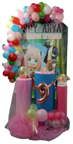 Una decorazione di compleanno con palloncini e l'immagine di una ragazza.