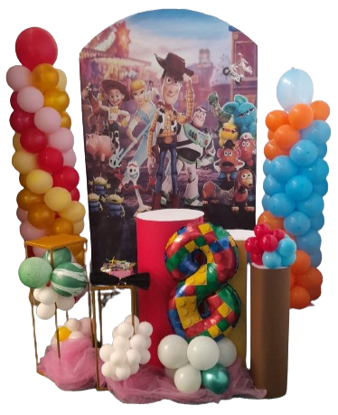 Un'esposizione di storie di giocattoli con palloncini e un numero 8