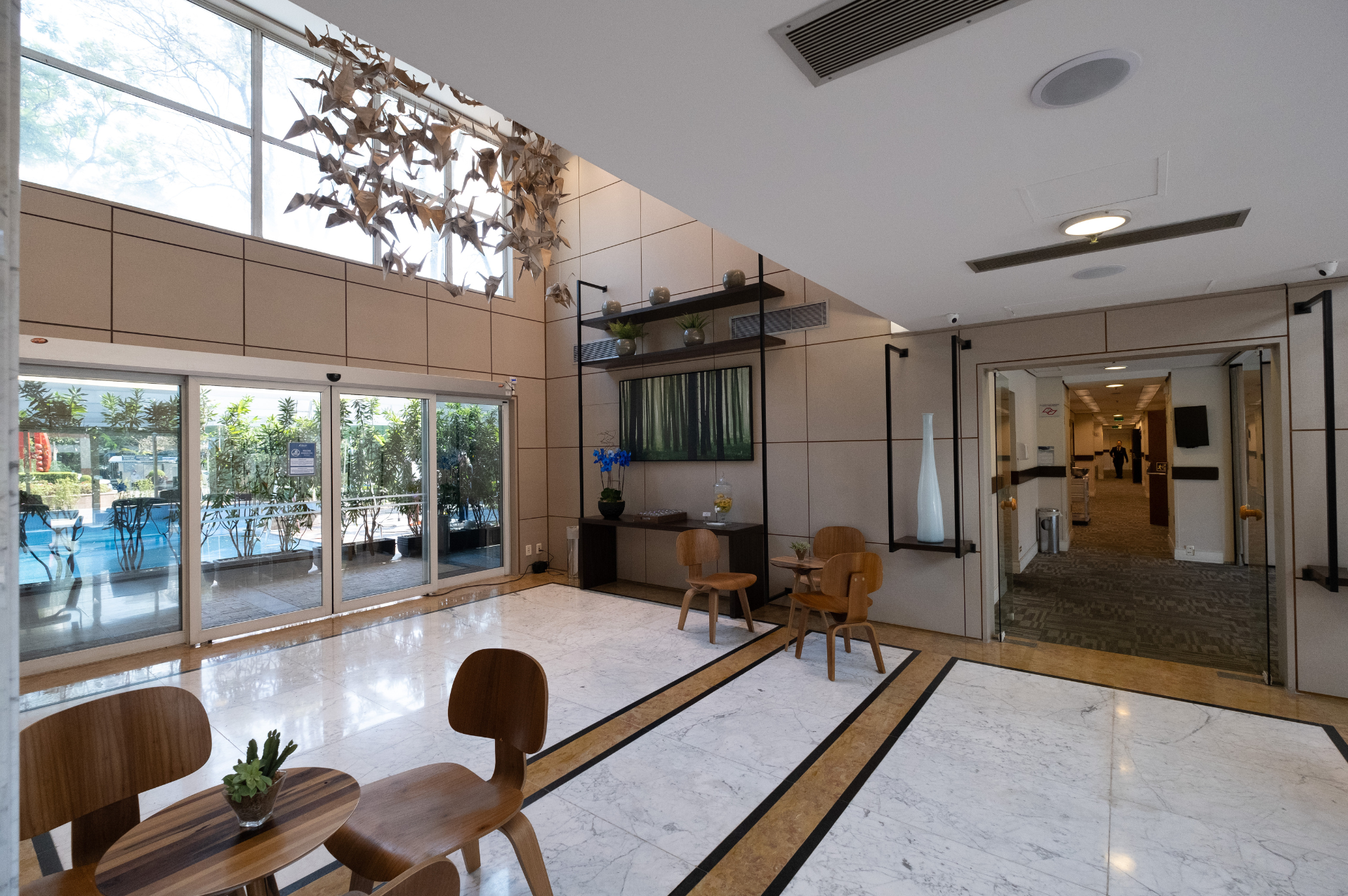 Um grande lobby com muitas janelas e cadeiras