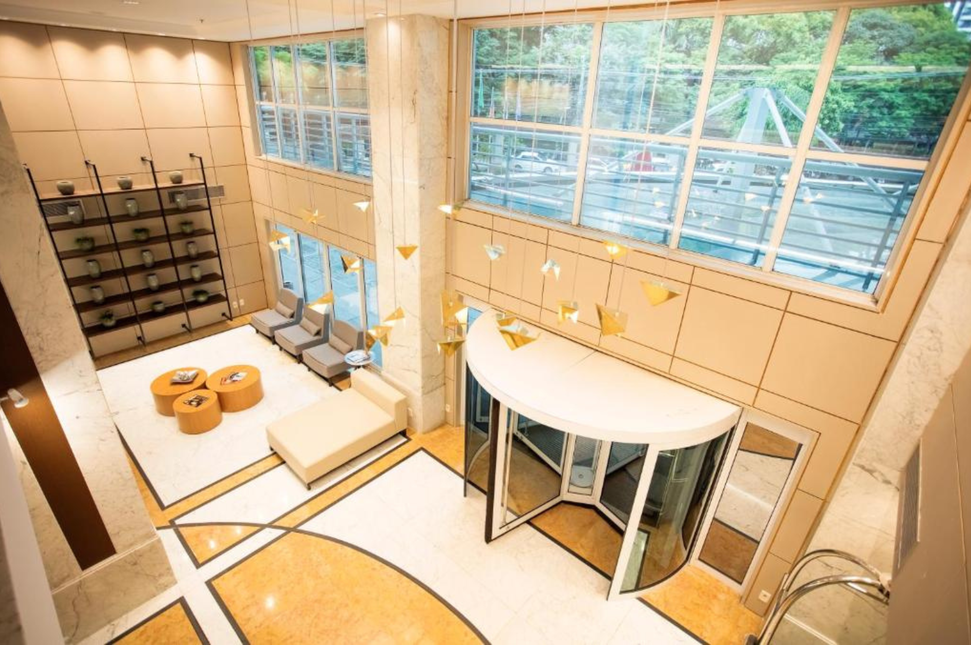 Uma vista aérea de um lobby de hotel com uma porta giratória.