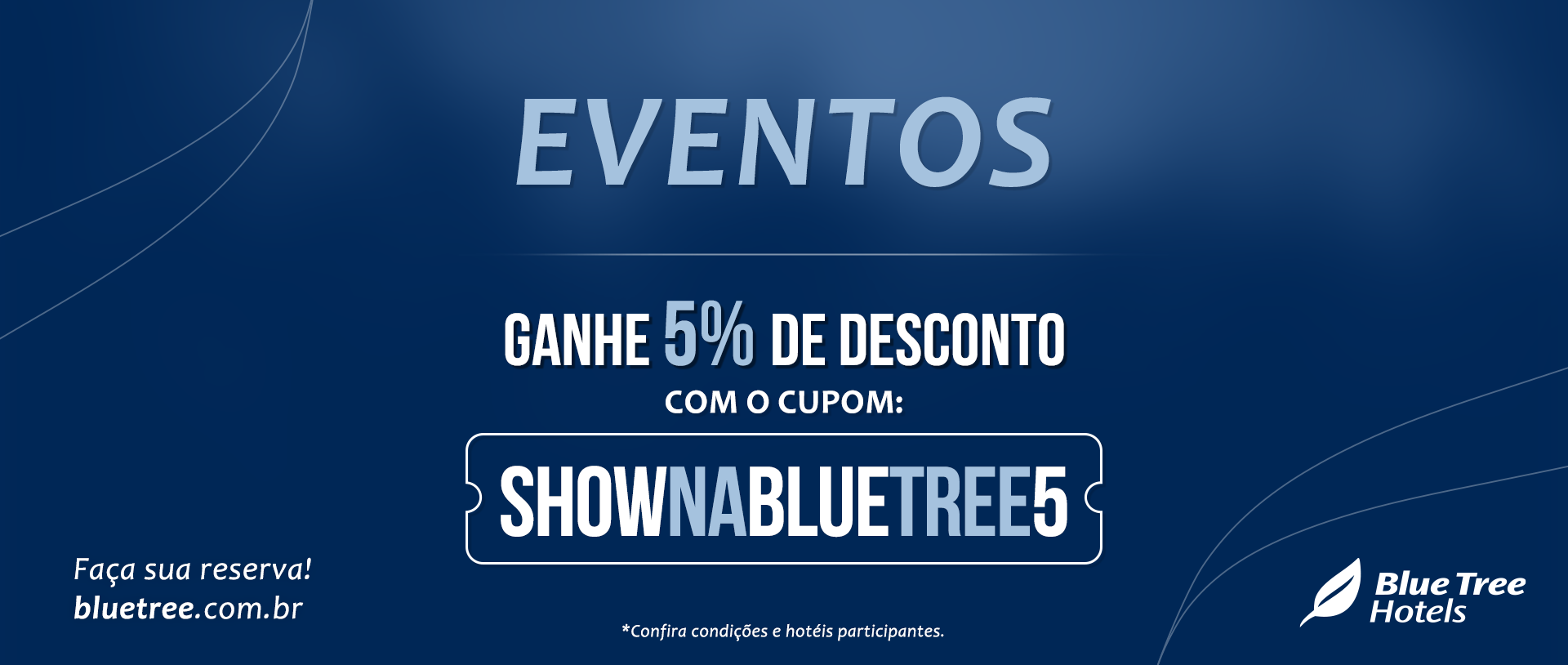 Um grupo de pessoas está dançando em uma boate.