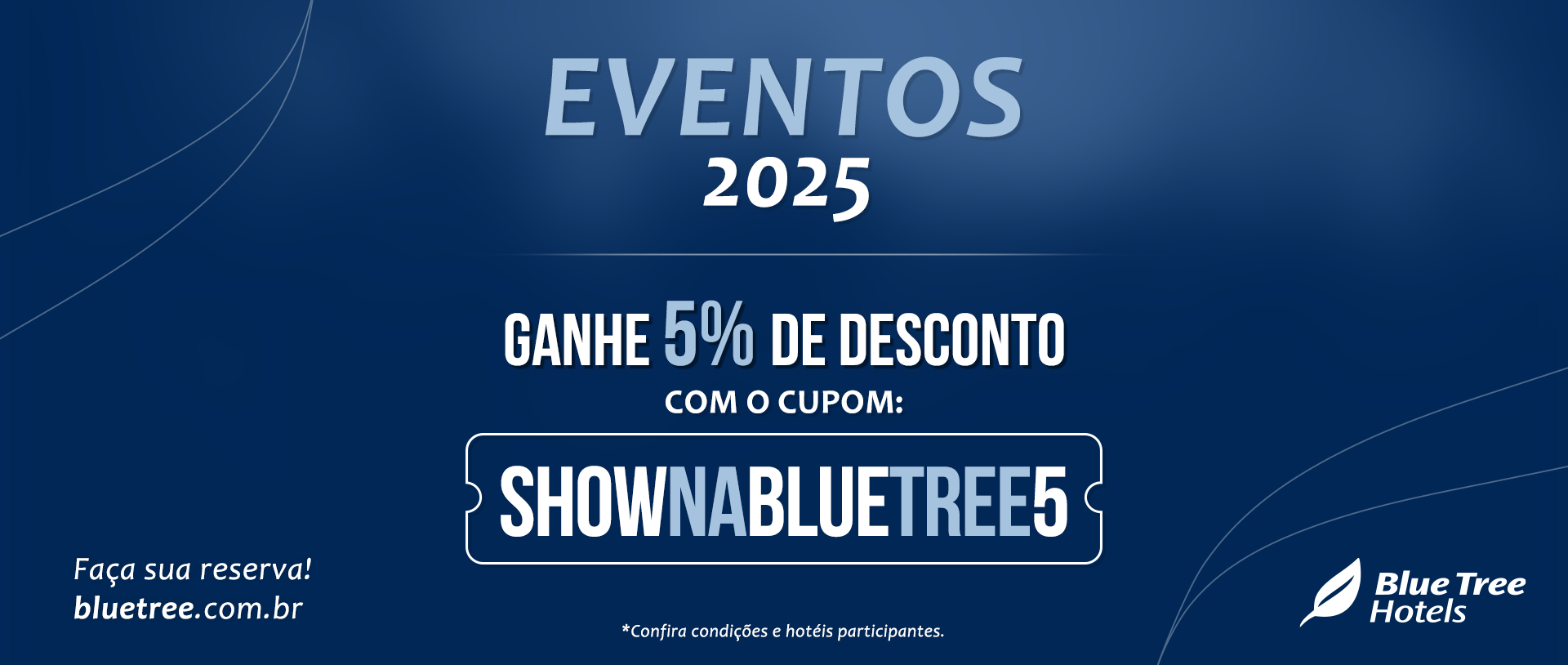 Um grupo de pessoas está dançando em uma boate.