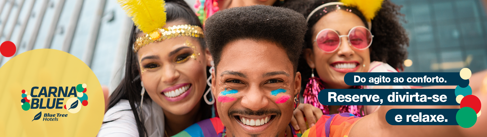 Um grupo de pessoas estão de pé, uma ao lado da outra, sorrindo.