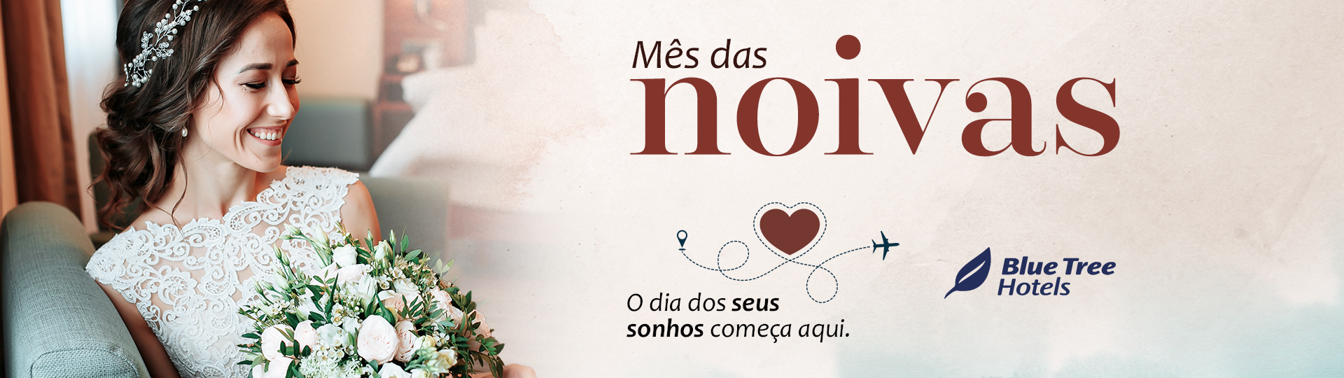 Um grupo de pessoas estão de pé, uma ao lado da outra, sorrindo.