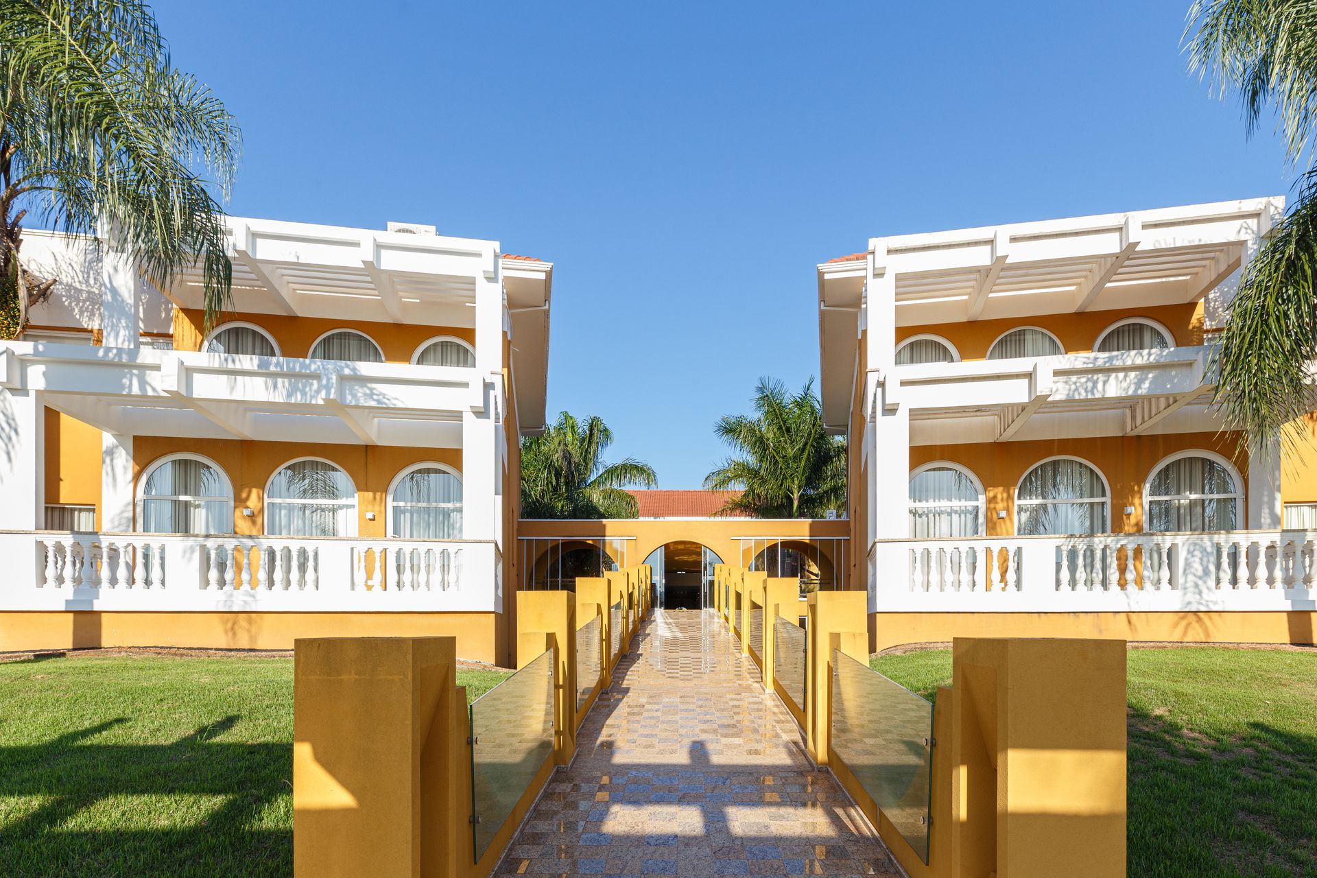 Uma vista aérea de uma piscina com um navio pirata no meio.