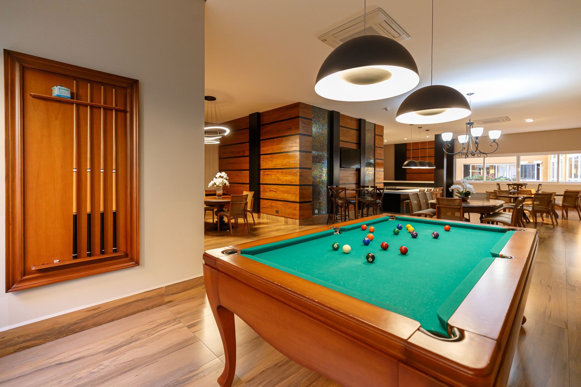 Duas crianças estão brincando em um navio pirata em um parque aquático.