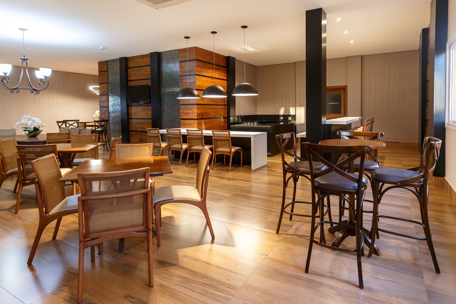 Um homem e uma mulher estão andando de bicicleta ergométrica na floresta.