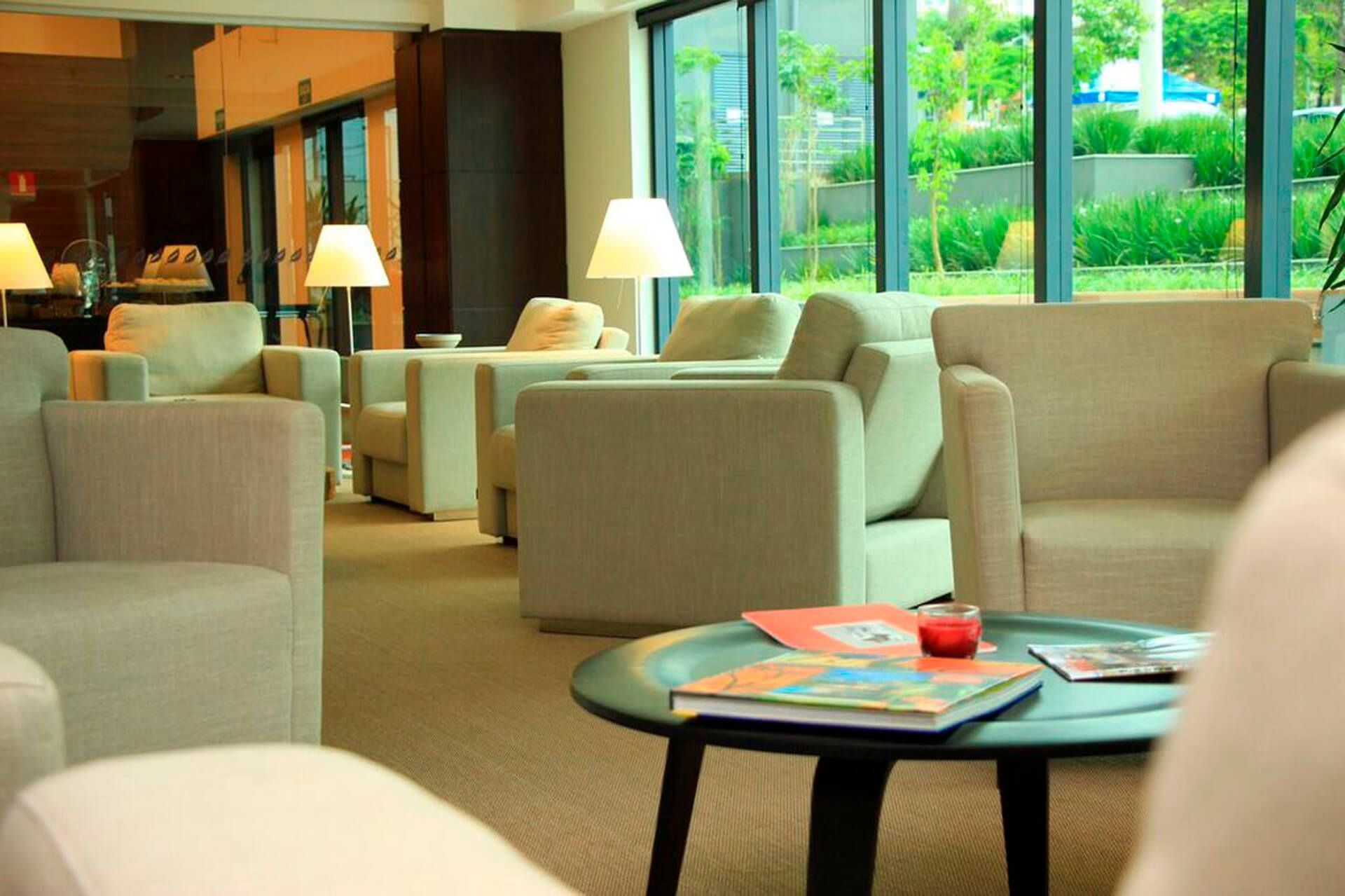 Uma sala de estar com muitas cadeiras e uma mesa