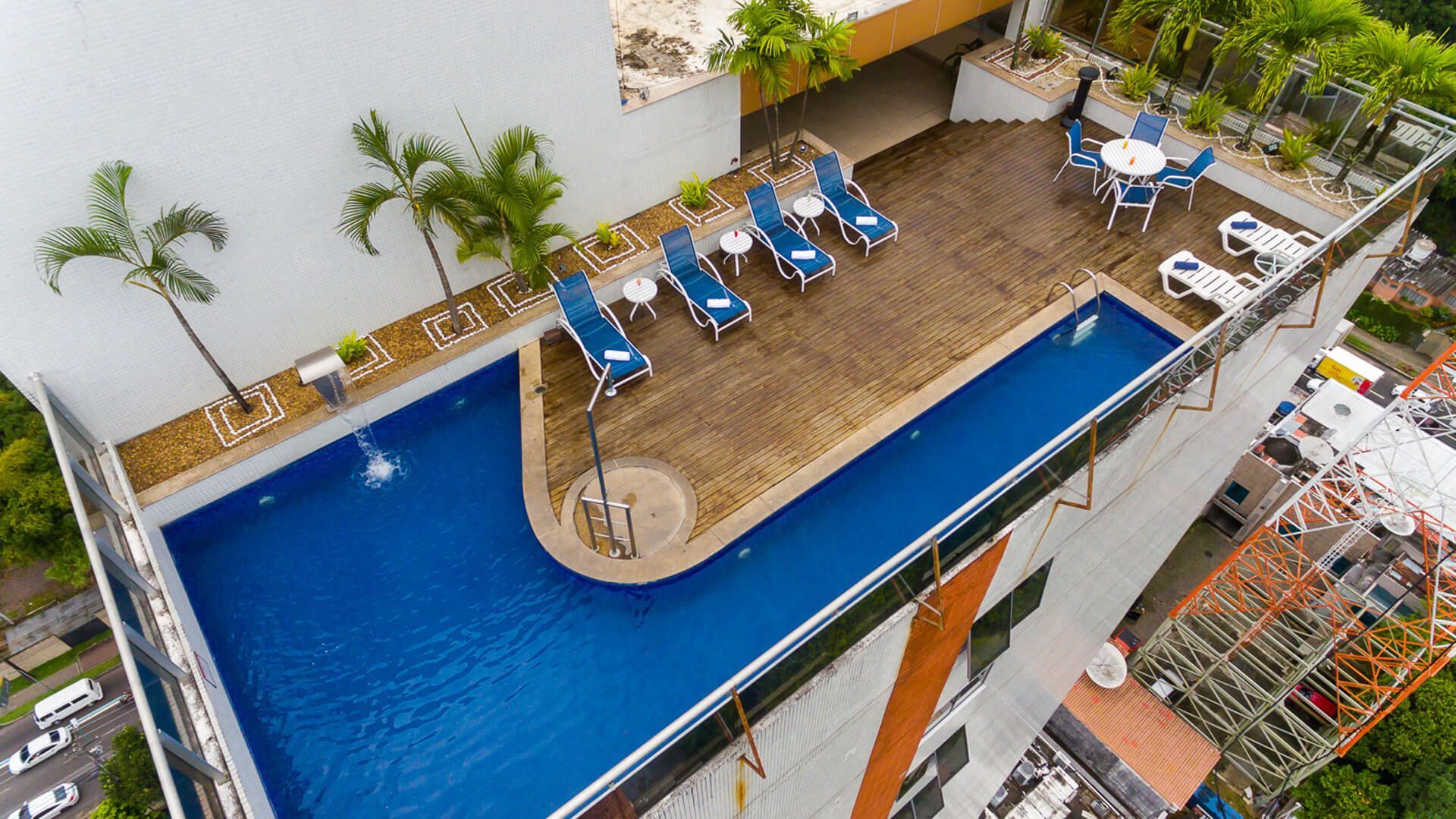 Uma vista aérea de uma grande piscina no telhado de um edifício.