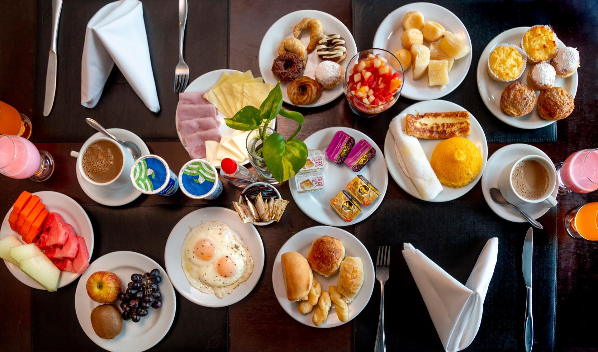 Uma mesa coberta com pratos de comida e bebidas