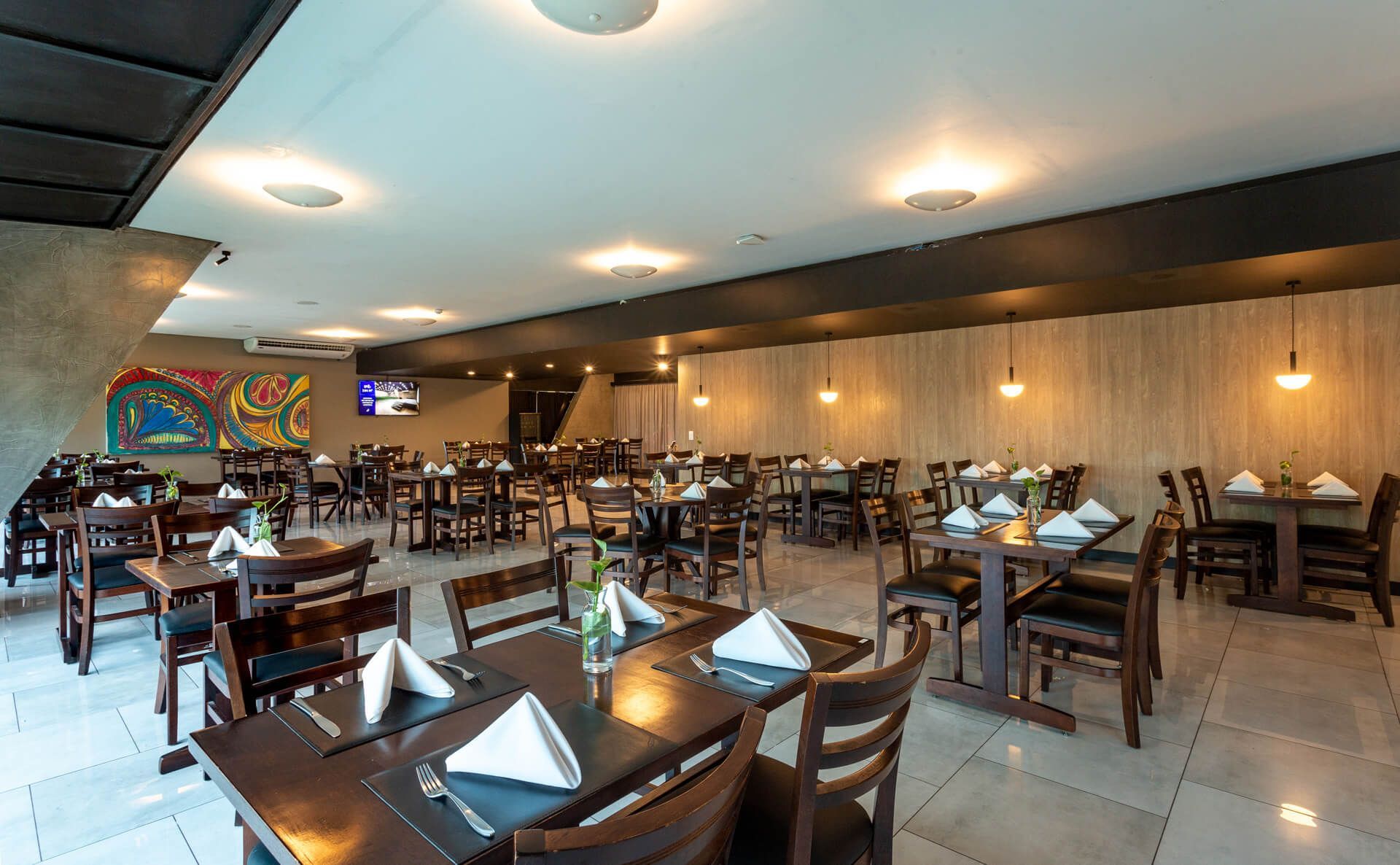 Há muitas mesas e cadeiras no restaurante.