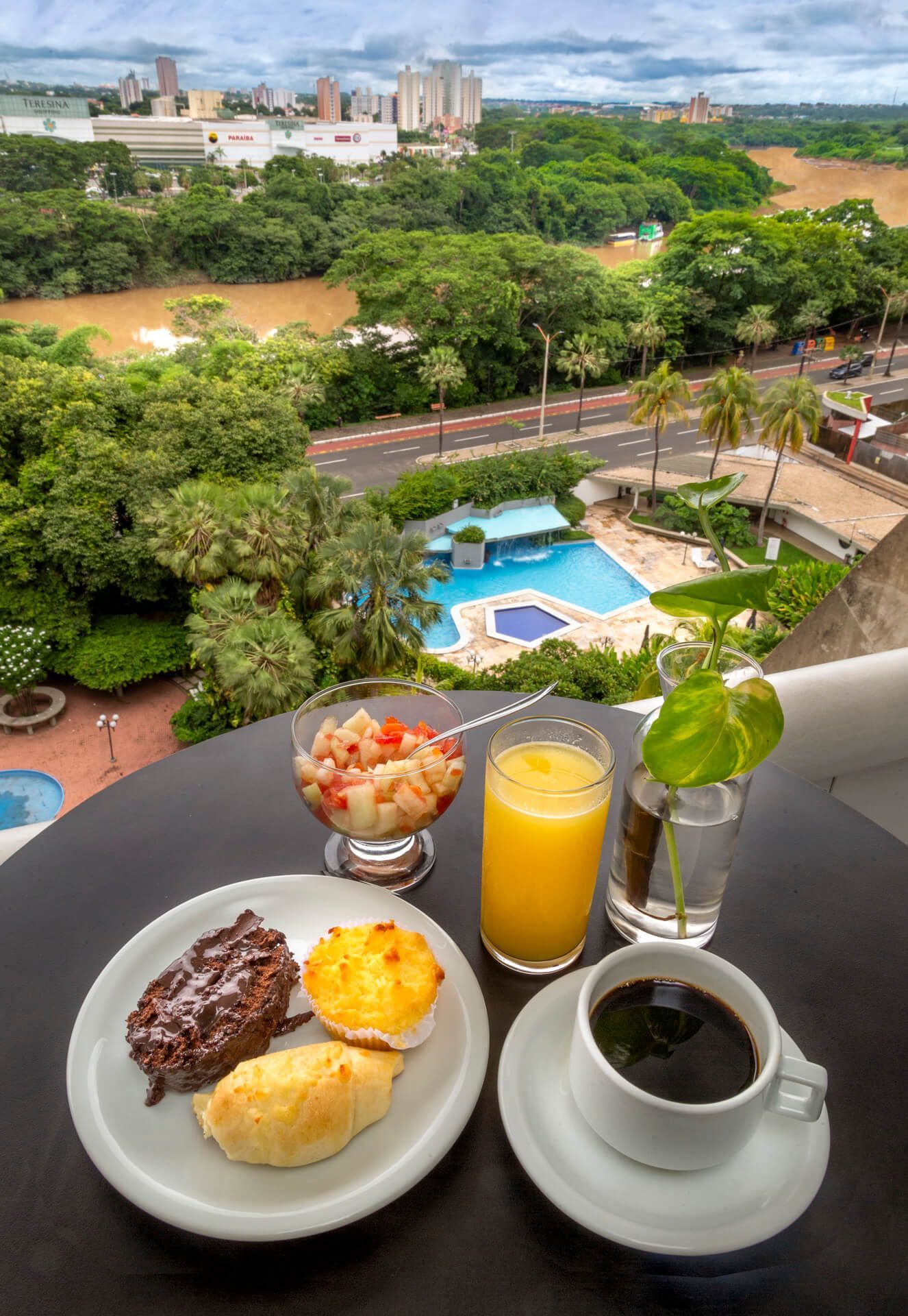 Uma mesa coberta com pratos de comida e uma xícara de café.