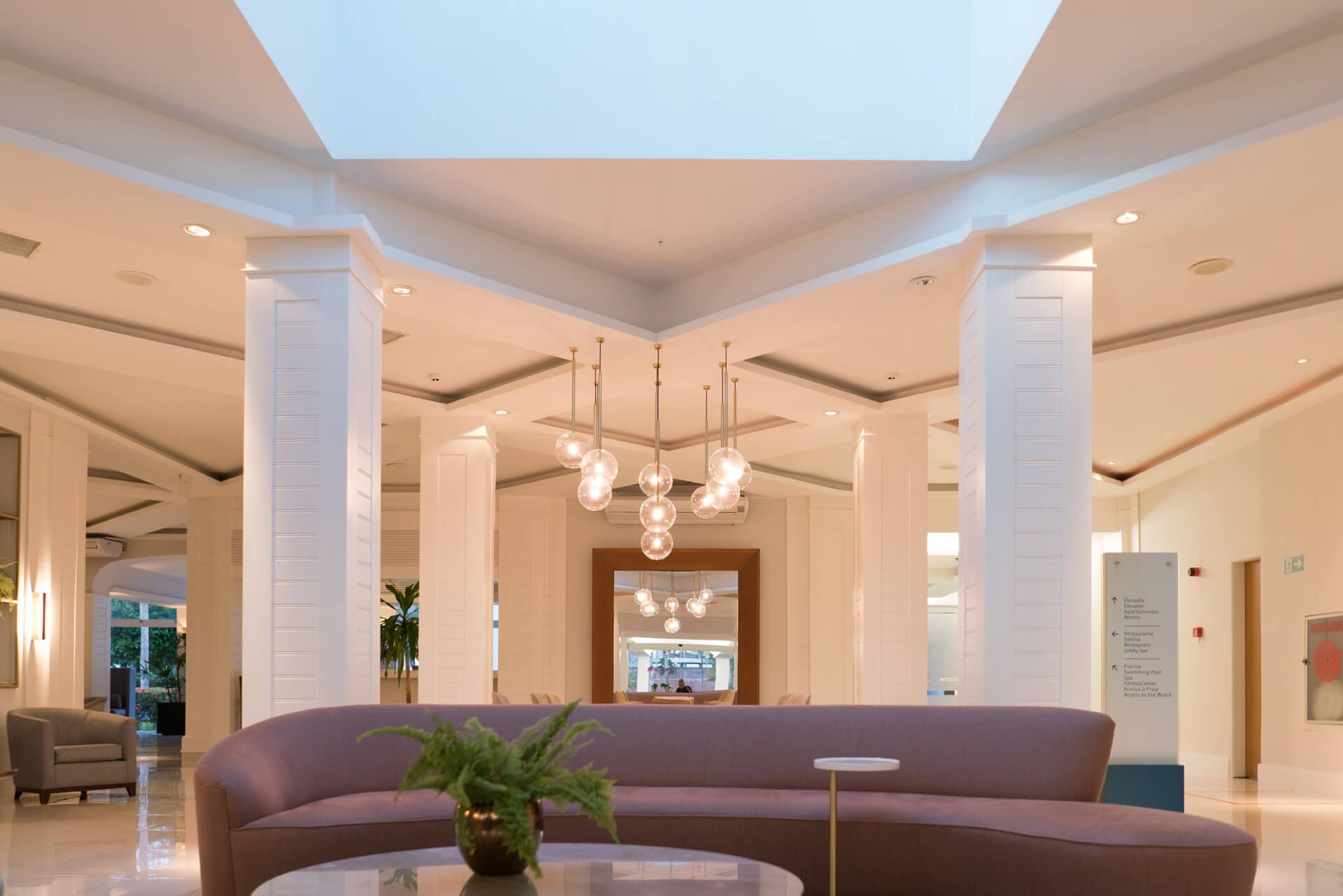 Uma sala de estar com um sofá e uma mesa