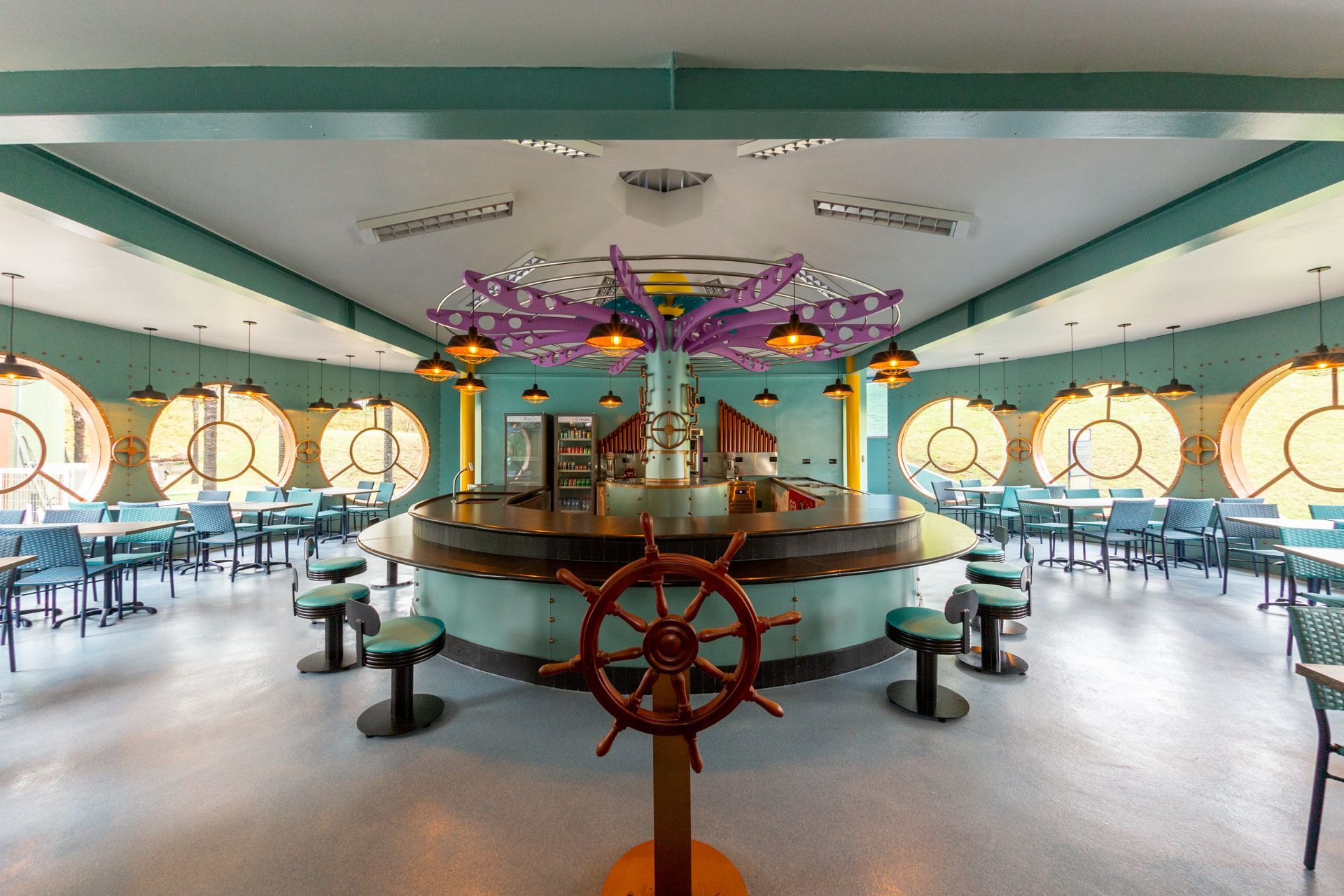 Há um volante no meio da sala.