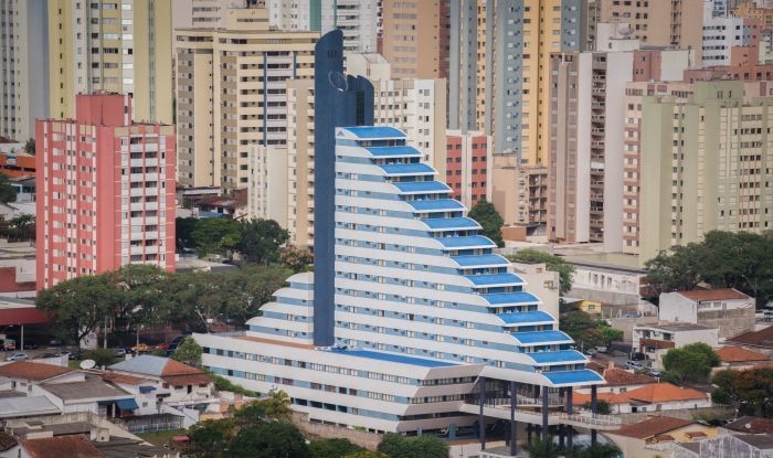 Uma vista aérea de uma cidade com um edifício muito alto no meio.