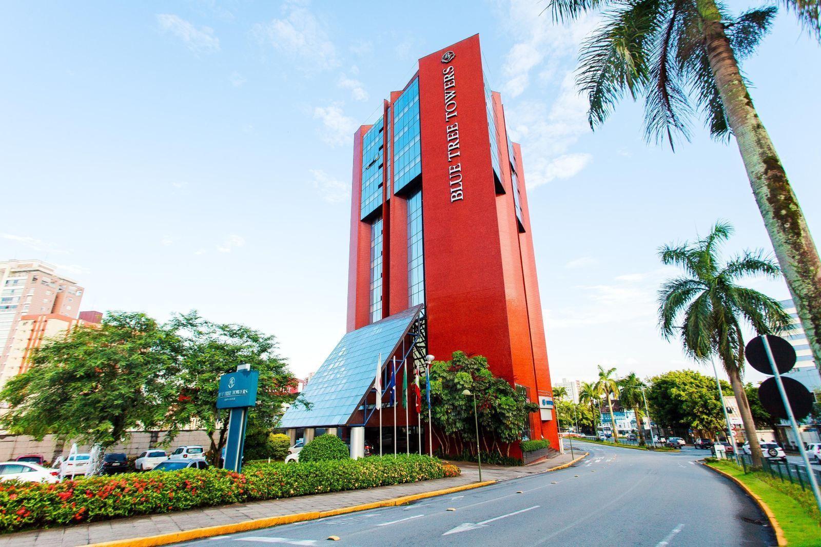 Um grande edifício vermelho com a palavra hotel nele